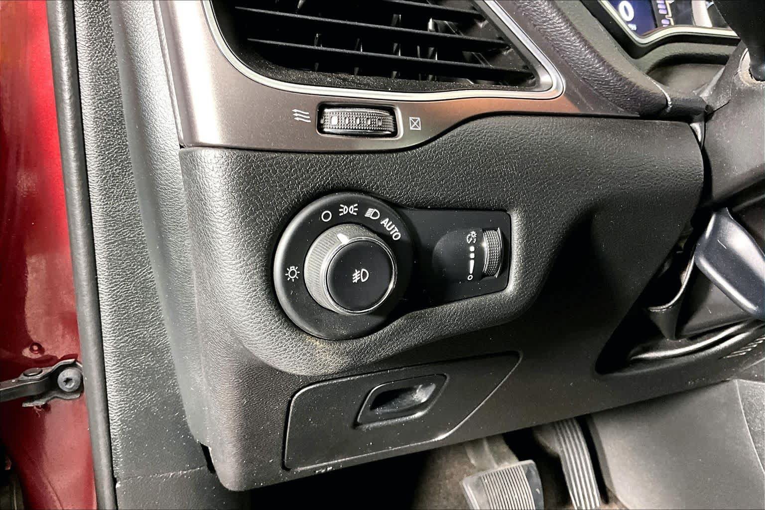 Used 2019 Jeep Cherokee Latitude w/ Popular Appearance Group FWD image 33