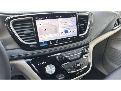 Used 2024 Chrysler Pacifica Touring-L image 18