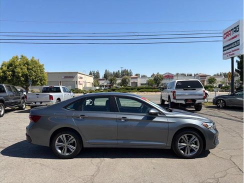 Used 2024 Volkswagen Jetta SE FWD image 5