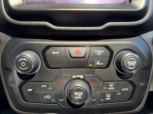 Used 2022 Jeep Renegade Latitude w/ Sun/Sound Group image 29