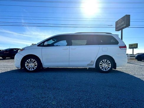 Used 2011 Toyota Sienna XLE image 2