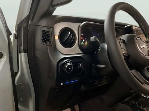 Used 2024 Jeep Wrangler Unlimited AWD/4WD image 35