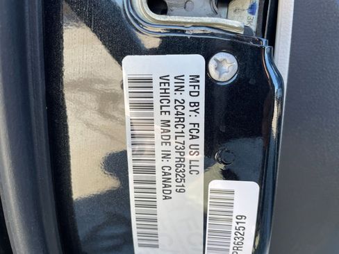 Used 2023 Chrysler Pacifica Touring-L image 31