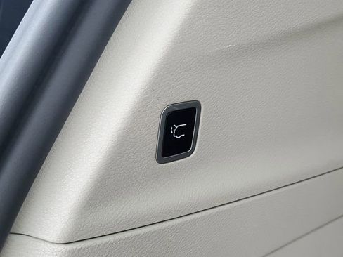 Used 2024 Chrysler Pacifica Touring-L FWD image 31
