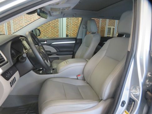 Used 2018 Toyota Highlander XLE AWD/4WD image 15