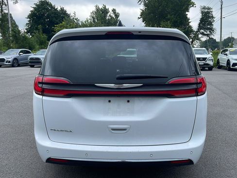 Used 2025 Chrysler Pacifica Select FWD image 4