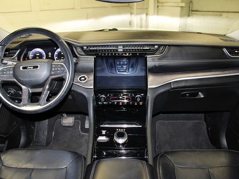 Used 2022 Jeep Grand Cherokee Limited w/ MOPAR Finishing Package AWD/4WD image 9
