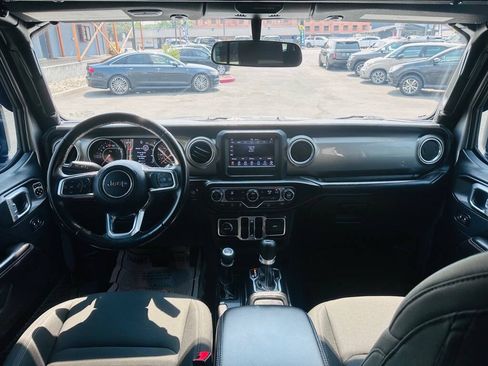 Used 2018 Jeep Wrangler Unlimited Sahara AWD/4WD image 9