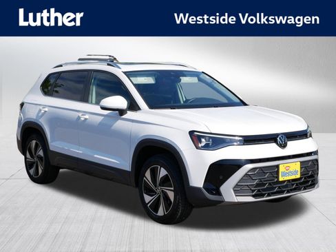 Certified 2025 Volkswagen Taos SE w/ Panoramic Sunroof Package AWD/4WD image 1