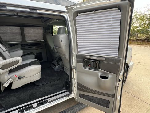 Used 2018 Chevrolet Express 2500 w/ Enhanced Convenience Package image 31
