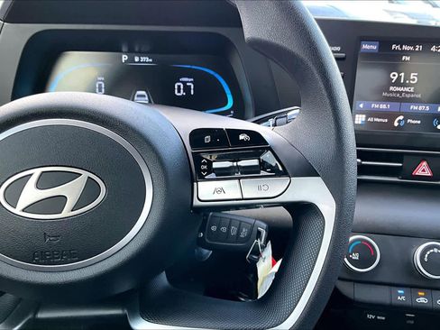 Certified 2025 Hyundai Elantra SE image 23