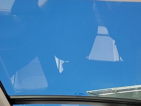 Certified 2022 Volkswagen Taos SE w/ Panoramic Sunroof Package image 12