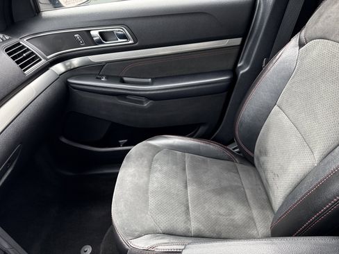 Used 2018 Ford Explorer XLT w/ Equipment Group 202A image 23