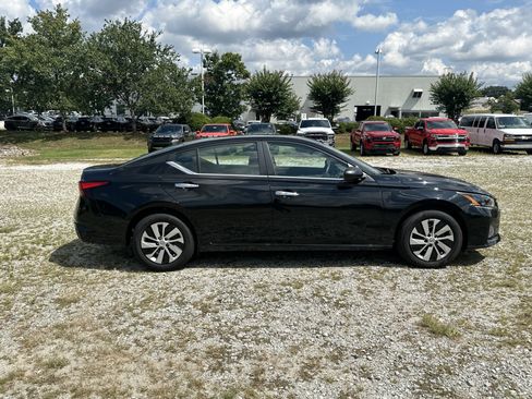Used 2025 Nissan Altima 2.5 S FWD image 4