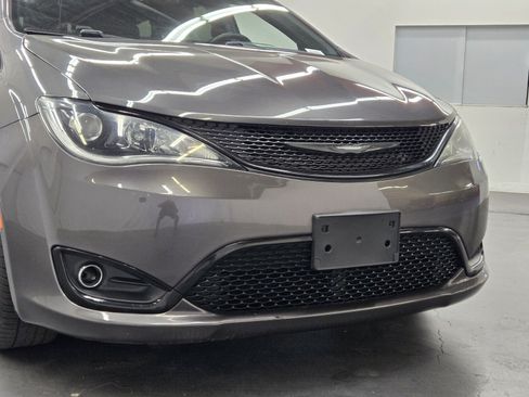 Used 2019 Chrysler Pacifica Touring Plus w/ S Appearance Package FWD image 5