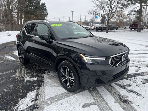 Used 2025 Volvo XC40 B5 Core image 4