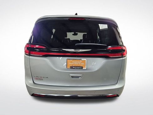 Used 2023 Chrysler Pacifica Touring-L FWD image 4