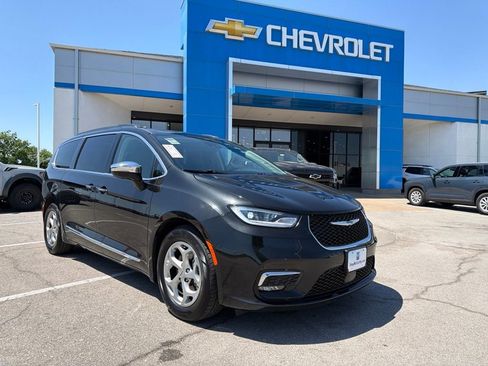 Used 2023 Chrysler Pacifica Limited FWD image 1