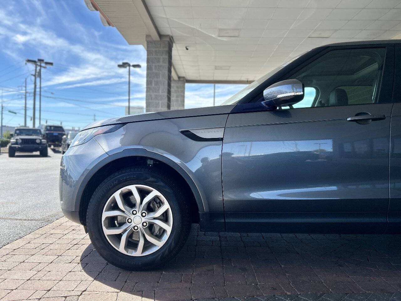 Used 2018 Land Rover Discovery SE AWD/4WD image 4
