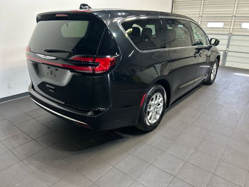 Used 2023 Chrysler Pacifica Touring-L FWD image 3