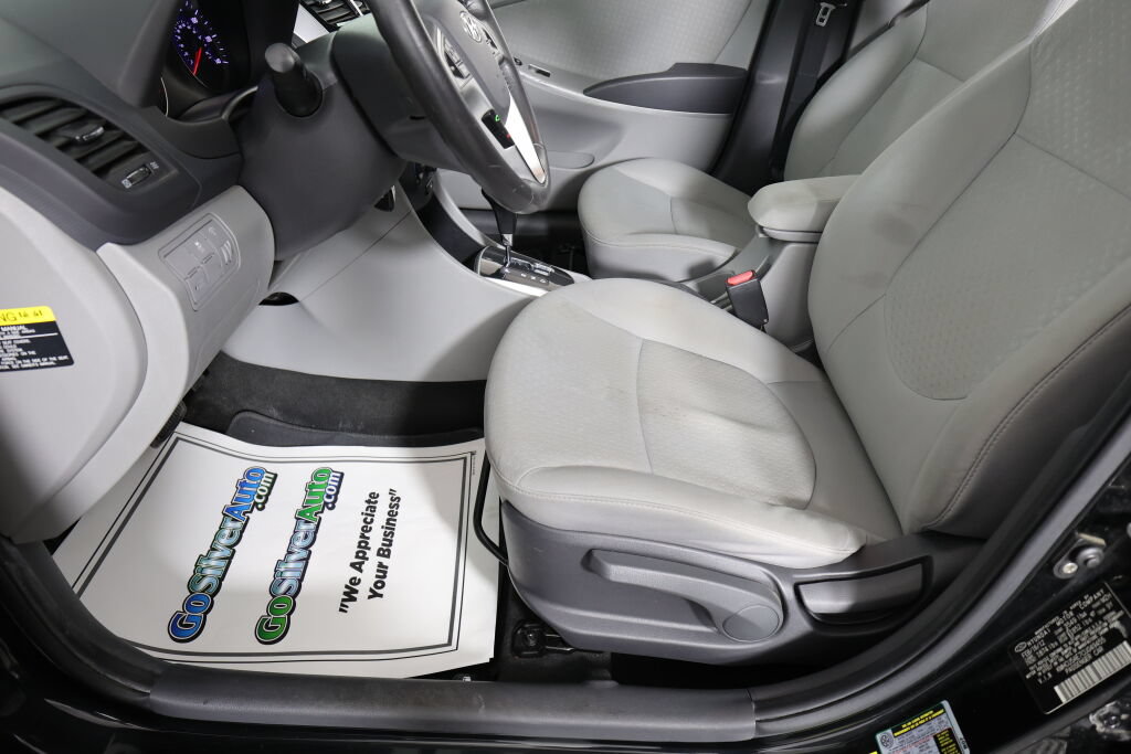 Used 2012 Hyundai Accent SE FWD image 13