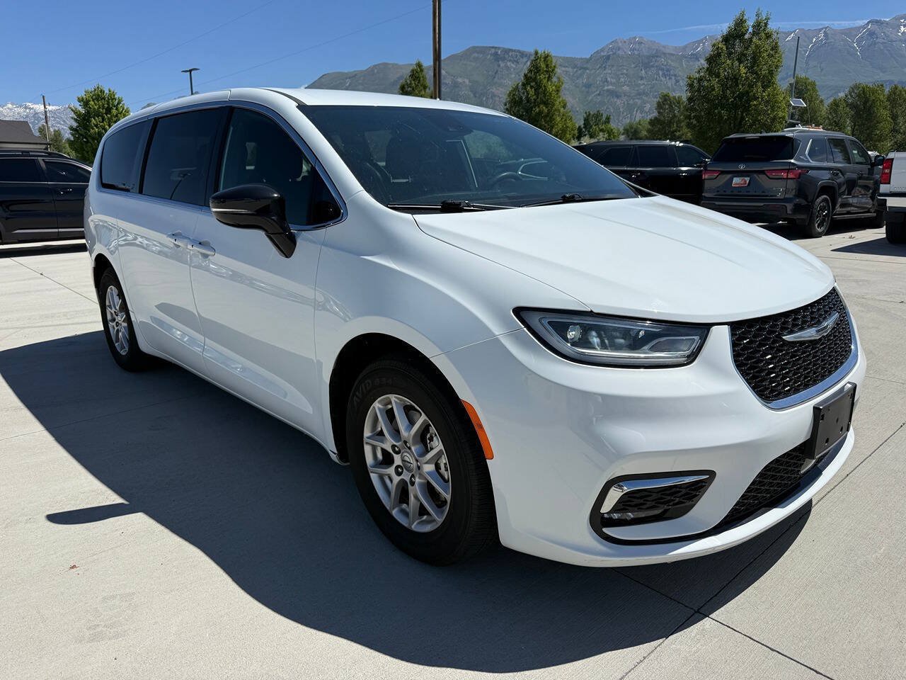 Used 2024 Chrysler Pacifica Touring FWD image 9