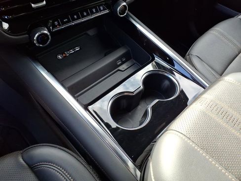 Used 2025 Chevrolet Tahoe High Country image 20