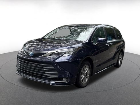 Used 2025 Toyota Sienna XLE FWD image 3