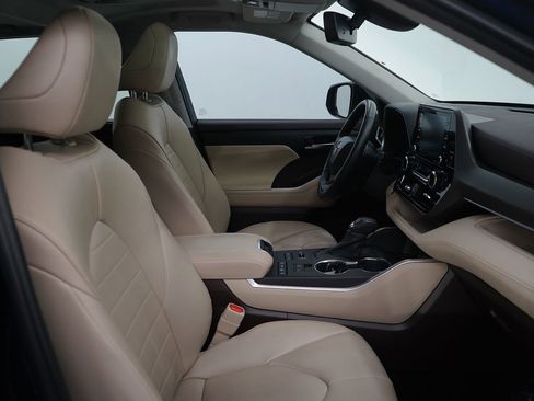 Used 2022 Toyota Highlander XLE image 10
