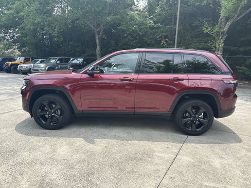 Used 2023 Jeep Grand Cherokee Altitude RWD image 4