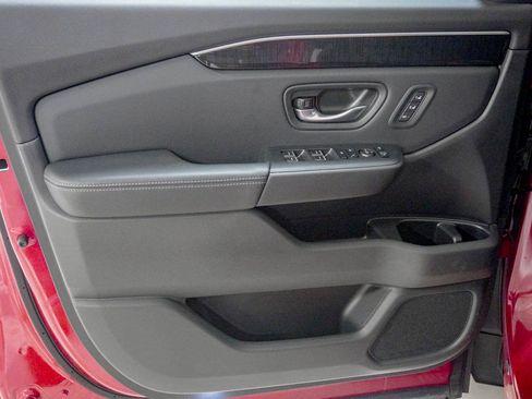 Certified 2025 Honda Pilot Elite image 18