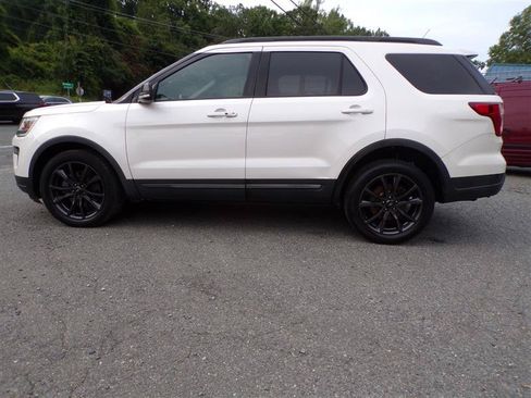 Used 2018 Ford Explorer XLT w/ Equipment Group 202A AWD/4WD image 11
