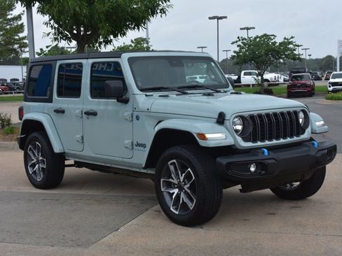 Used 2024 Jeep Wrangler Unlimited w/ Convenience Group AWD/4WD image 3