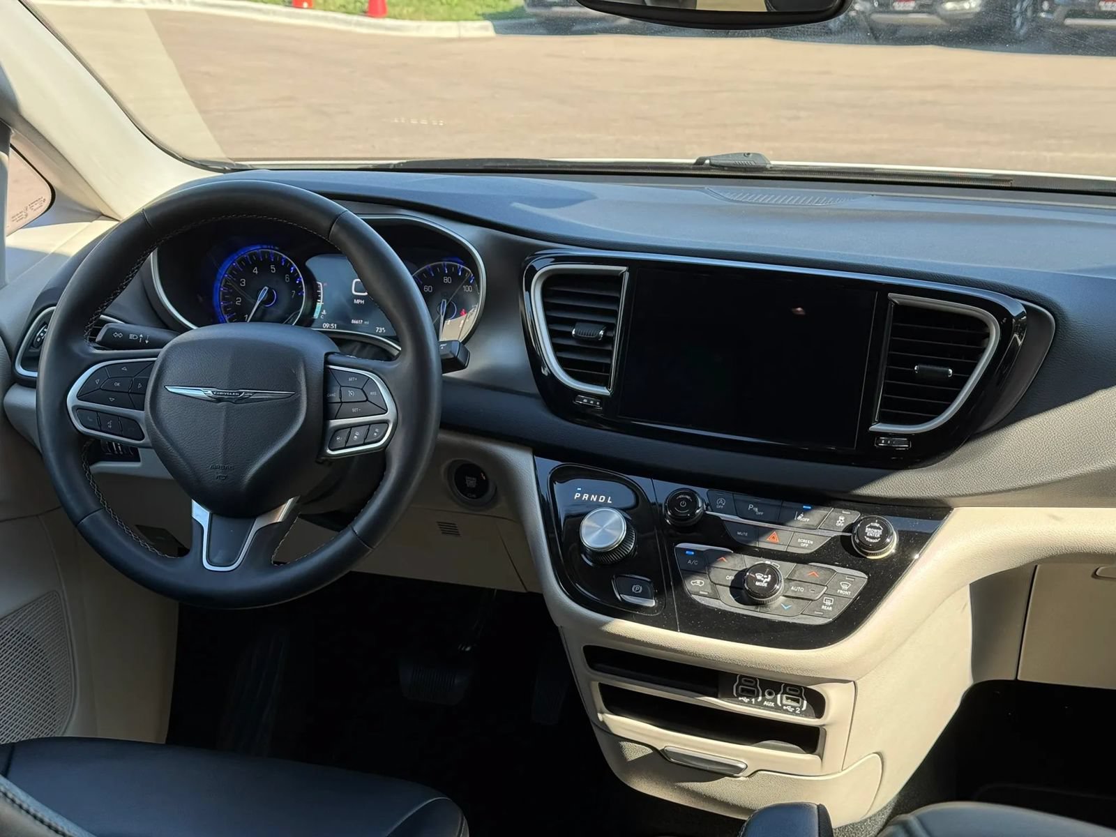 Used 2024 Chrysler Pacifica Touring-L FWD image 17