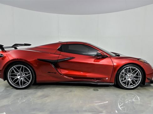 Used 2024 Chevrolet Corvette Z06 w/ Z07 Performance Package RWD image 2