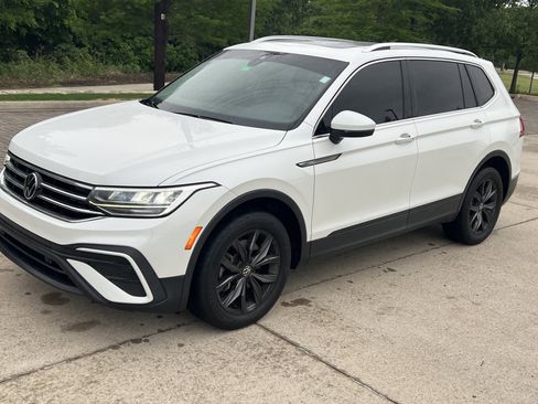 Certified 2023 Volkswagen Tiguan SE w/ Panoramic Sunroof Package FWD image 5