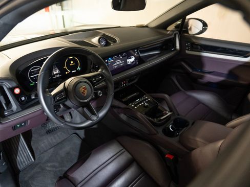 Certified 2024 Porsche Cayenne Coupe AWD/4WD image 4