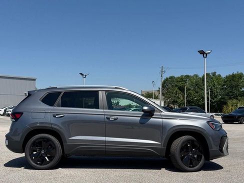 New 2026 Volkswagen Taos SE FWD image 7