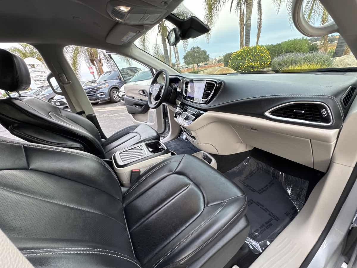 Used 2024 Chrysler Pacifica Limited FWD image 21