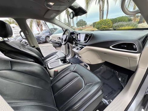 Used 2024 Chrysler Pacifica Select image 21