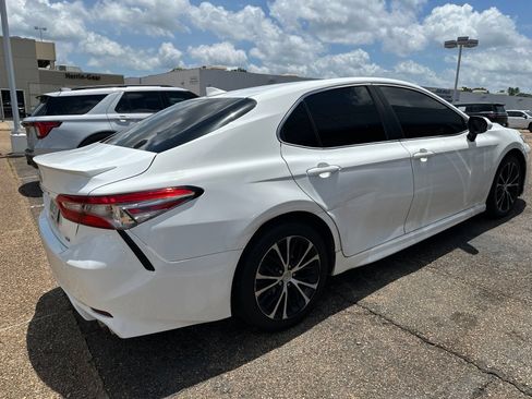 Used 2019 Toyota Camry SE w/ Carpet Mat Package FWD image 9
