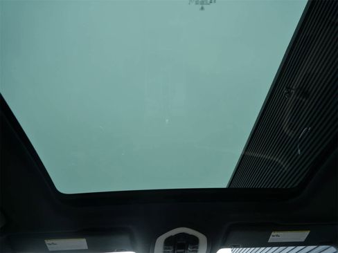 Certified 2024 Porsche Macan image 14