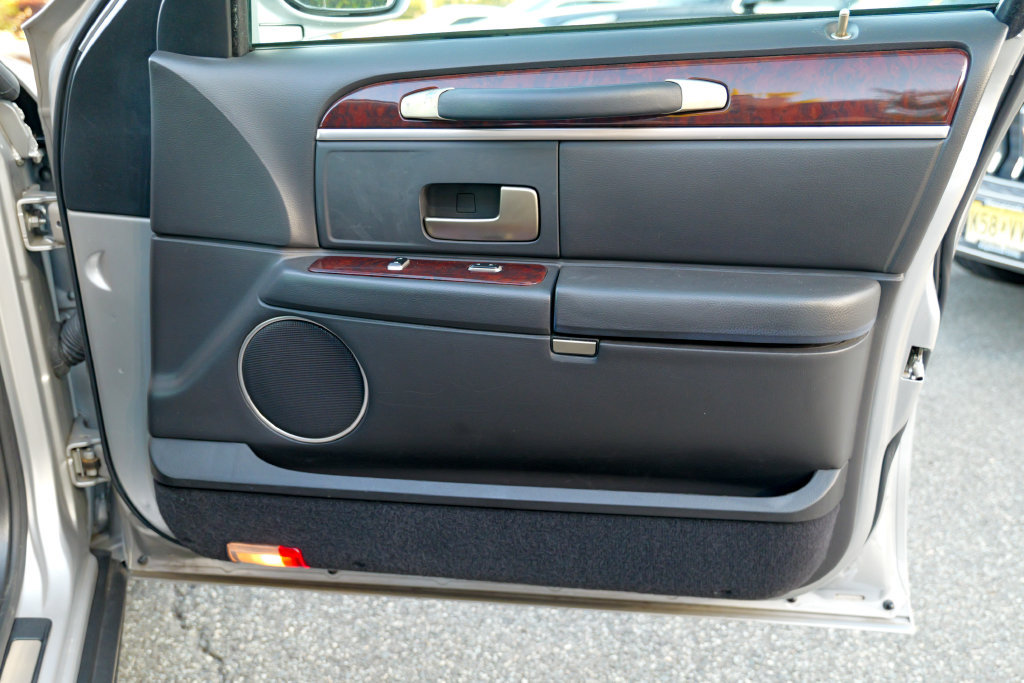 Used 2008 Lincoln Town Car Executive RWD image 40