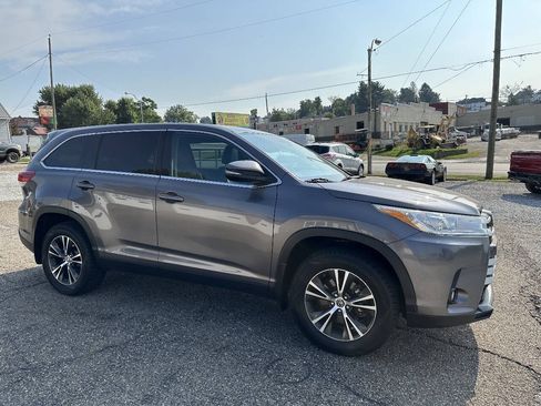 Used 2019 Toyota Highlander Plus AWD/4WD image 4