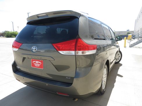 Used 2011 Toyota Sienna XLE w/ XLE Navigation Pkg FWD image 4