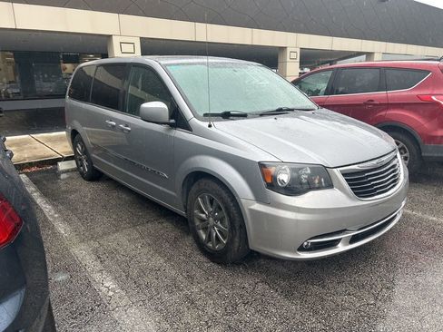 Used 2015 Chrysler Town & Country S FWD image 2