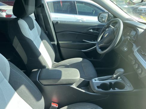 Used 2025 Chevrolet Trax LS FWD image 4