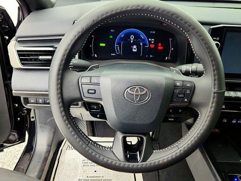 Used 2025 Toyota Camry SE image 14
