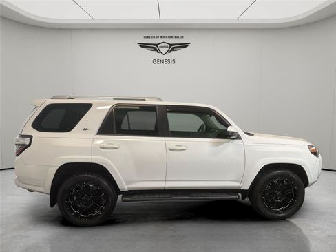 Used 2017 Toyota 4Runner SR5 AWD/4WD image 6