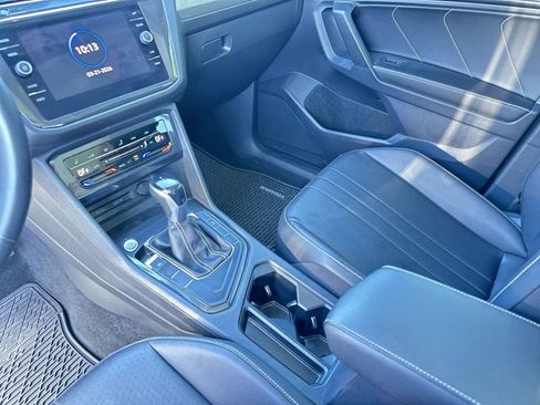 Used 2022 Volkswagen Tiguan SE w/ Panoramic Sunroof Package image 18